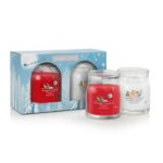 Zwei Yankee Candle Kerzengläser stehen vor der winterlichen Geschenkbox