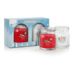 Zwei Yankee Candle Kerzengläser stehen vor der winterlichen Geschenkbox