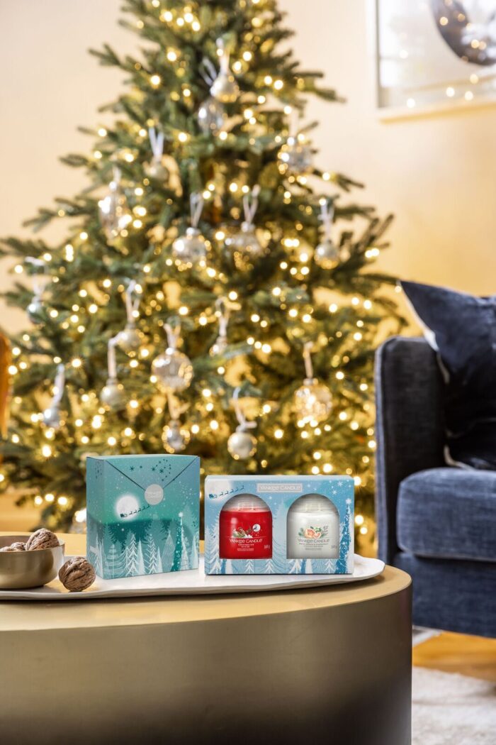 Yankee Candle Geschenkset und weitere Geschenkbox auf einem Tisch