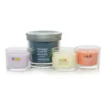 Drei kleine Yankee Candle Kerzen und ein Tumbler nebeneinander