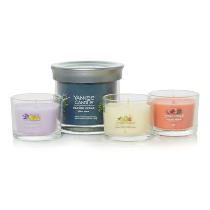 Drei kleine Yankee Candle Kerzen und ein Tumbler nebeneinander