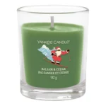 Nahaufnahme einer grünen Yankee Candle im Glas mit Skifahrer-Motiv