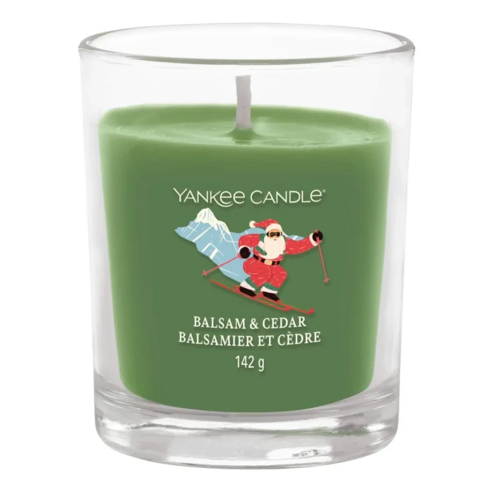 Nahaufnahme einer grünen Yankee Candle im Glas mit Skifahrer-Motiv