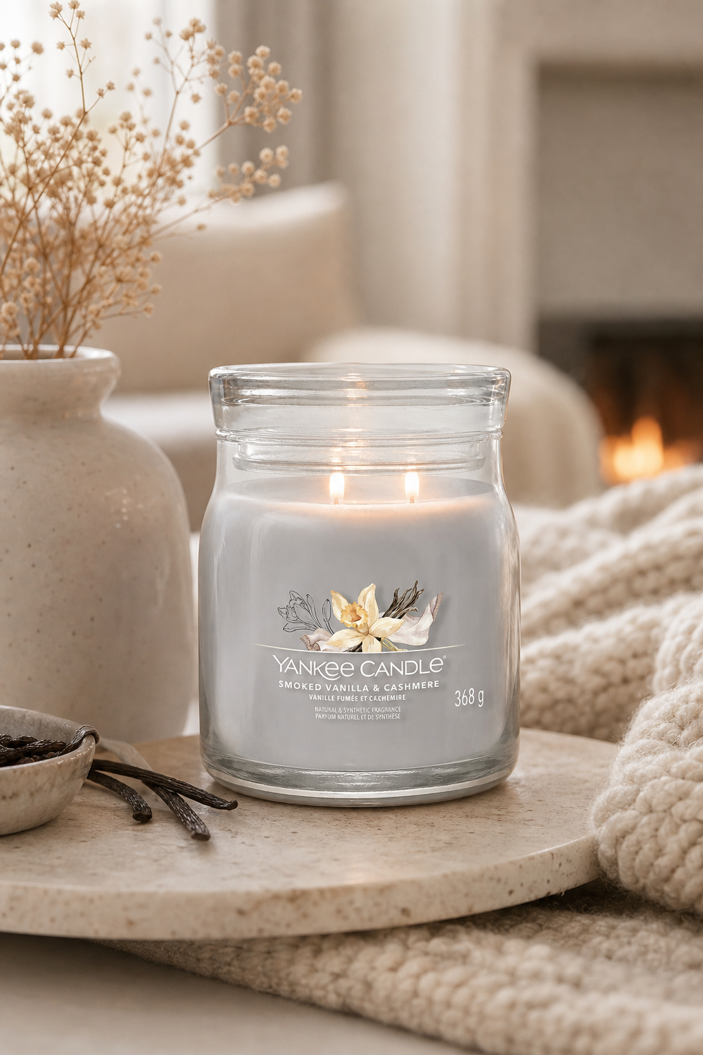 Yankee Candle Duftkerze Smoked Vanilla & Cashmere mit zwei brennenden Dochten