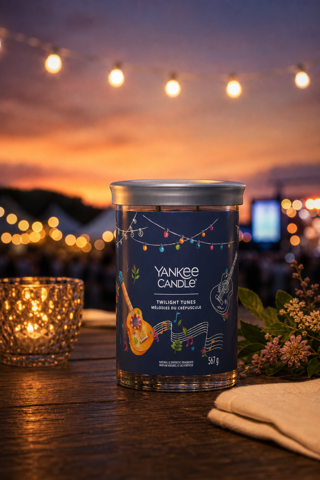 Yankee Candle Twilight Tunes im Glas vor stimmungsvoller Abendkulisse