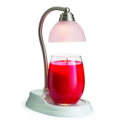 Kerzenwärmer mit rotem Glas und sichtbarer Kerze unter Lampenschirm