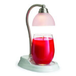 Kerzenwärmer mit rotem Glas und sichtbarer Flamme unter Lampenschirm