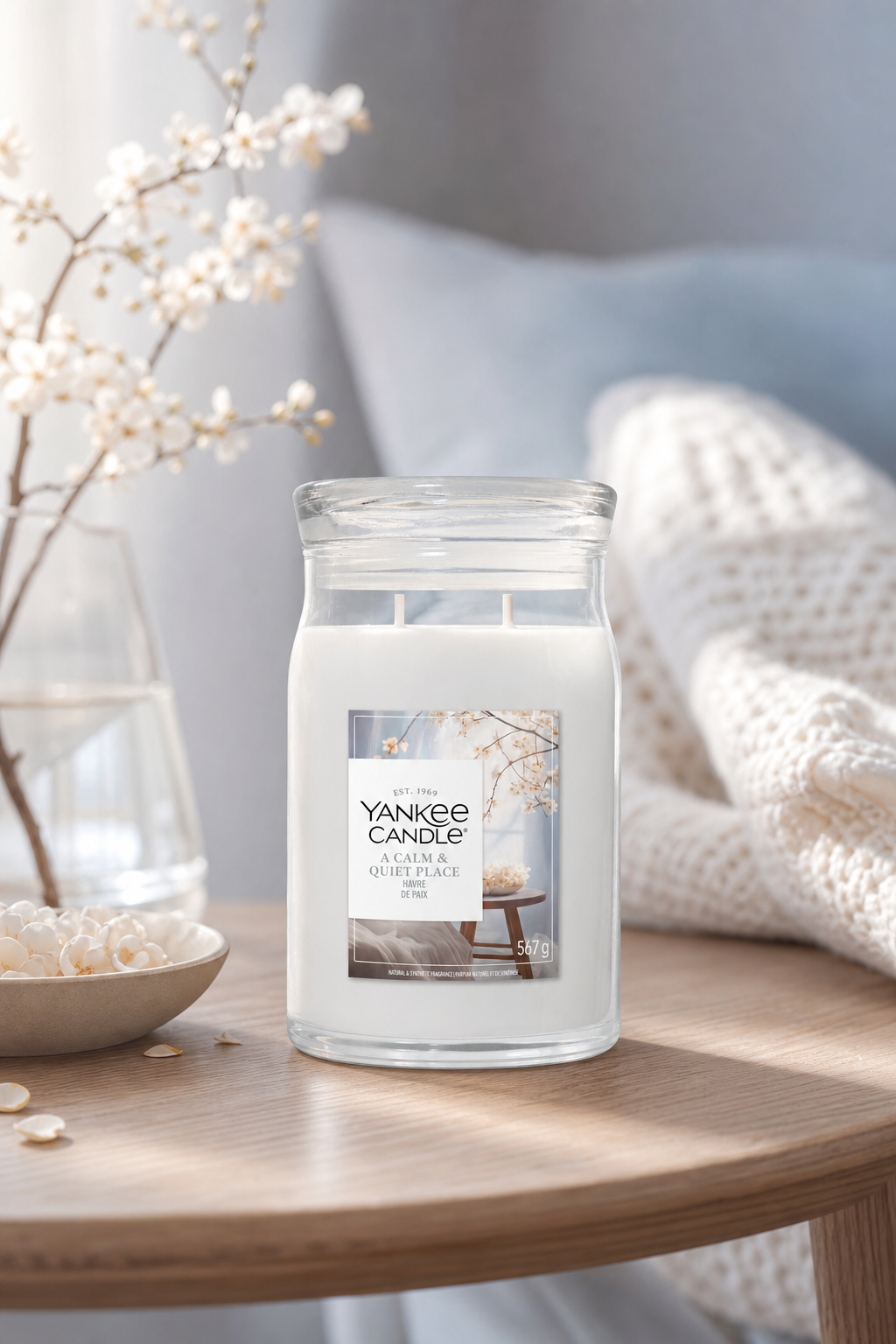 A Calm & Quiet Place Signature Large Jar 567g 2-Docht in einer stimmungsvollen Anwendungsszene