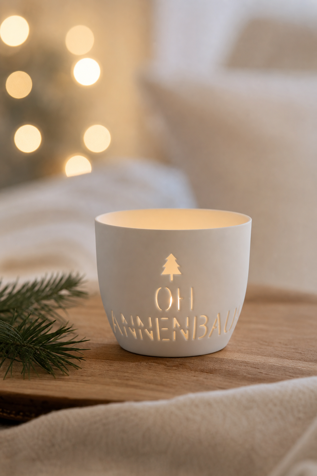 Agra Windlicht Porzellan weiß Oh Tannenbaum in einer stimmungsvollen Anwendungsszene