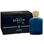Blaue geriffelte Lampe vor Maison-Berger-Paris-Verpackung