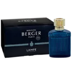 Blaue geriffelte Lampe vor Maison-Berger-Paris-Verpackung