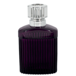 Geriffelte violette Lampe mit silberfarbenem Aufsatz vor weißem Hintergrund