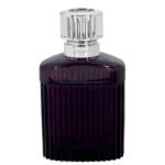 Geriffelte violette Lampe mit silberfarbenem Aufsatz vor weißem Hintergrund