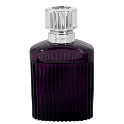 Geriffelte violette Lampe mit silberfarbenem Aufsatz vor weißem Hintergrund