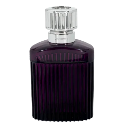 Geriffelte violette Lampe mit silberfarbenem Aufsatz vor weißem Hintergrund