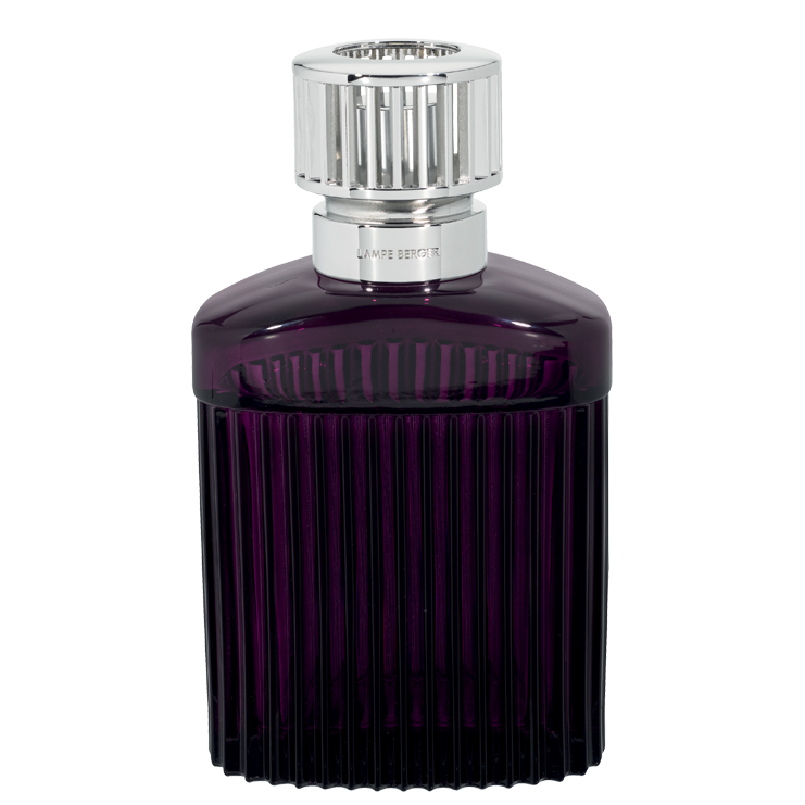 Maison Berger Lampe frontal Geriffelte violette Lampe mit silberfarbenem Aufsatz vor weißem Hintergrund