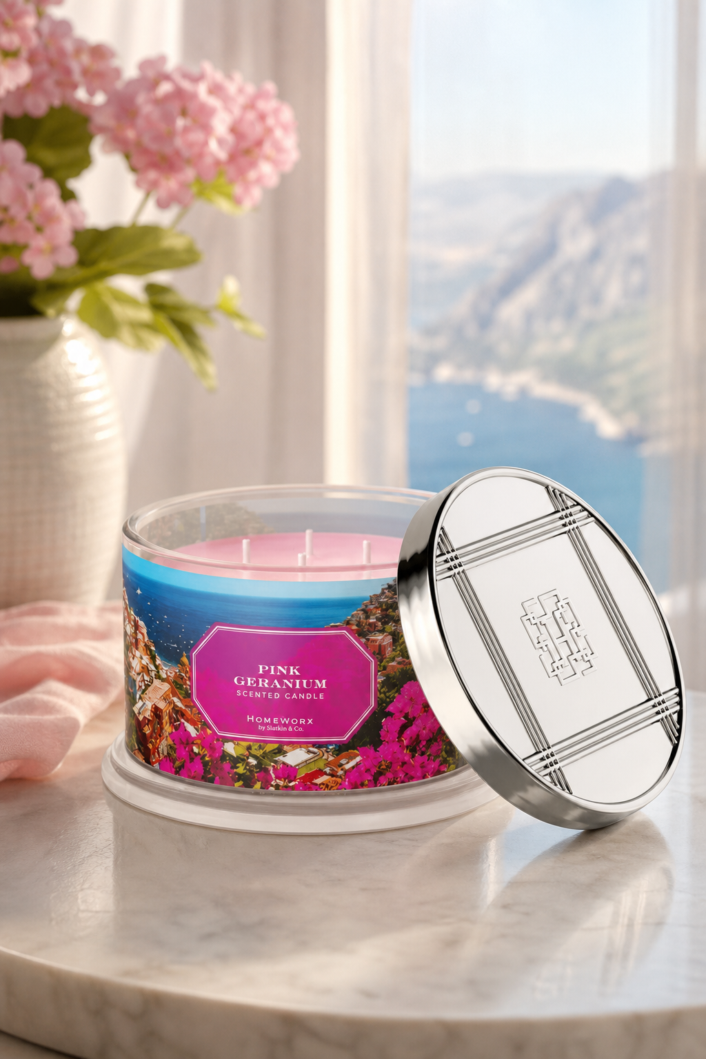 Amalfi Pink Geranium 510g (4-Docht) in einer stimmungsvollen Anwendungsszene