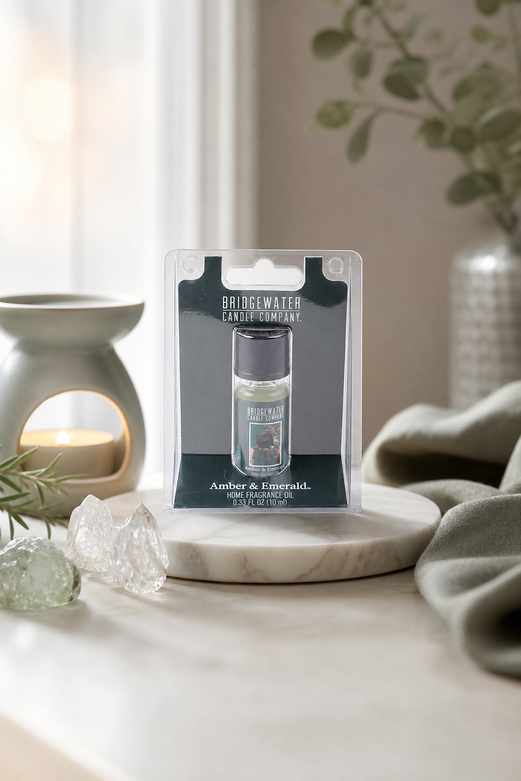 Verpacktes Bridgewater Amber & Emerald Home Fragrance Oil auf einer Ablage