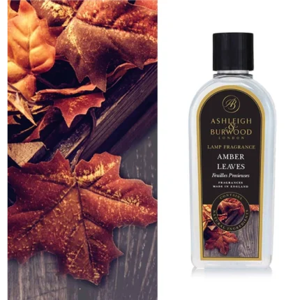 Flasche mit Ashleigh-&-Burwood-Lamp-Fragrance Amber Leaves vor Herbstblättern