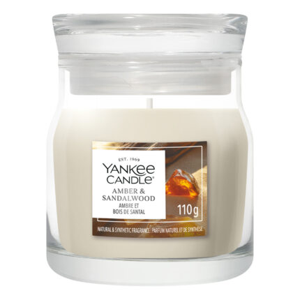 Yankee Candle Amber & Sandalwood Duftkerze im Glas vor weißem Hintergrund