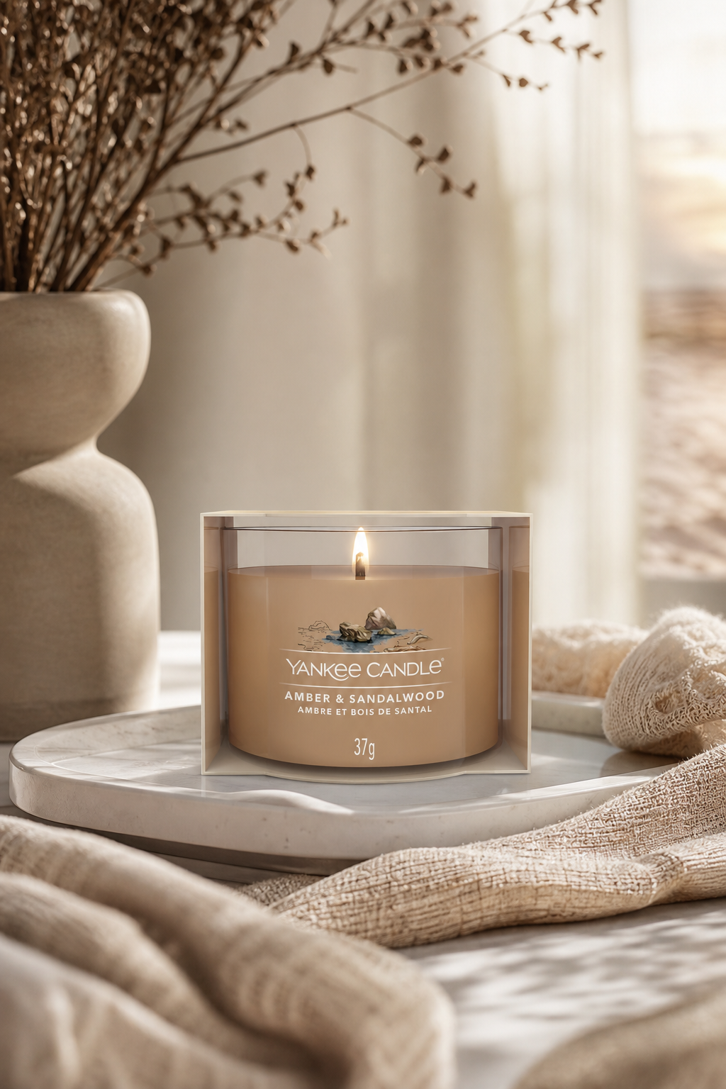 Amber & Sandalwood 37g in einer stimmungsvollen Anwendungsszene