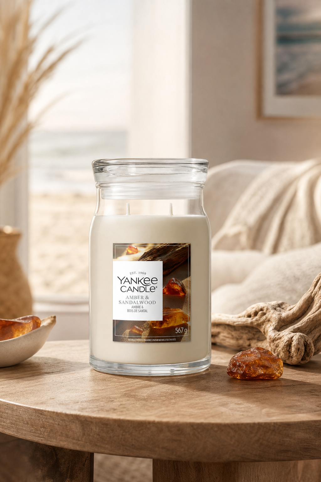 Amber & Sandalwood Signature 567g (2-Docht) in einer stimmungsvollen Anwendungsszene