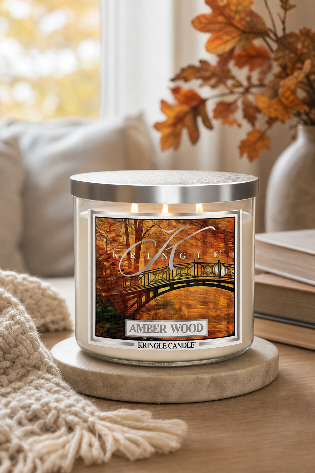 Amber Wood 396g Tumbler 3-Docht in einer stimmungsvollen Anwendungsszene