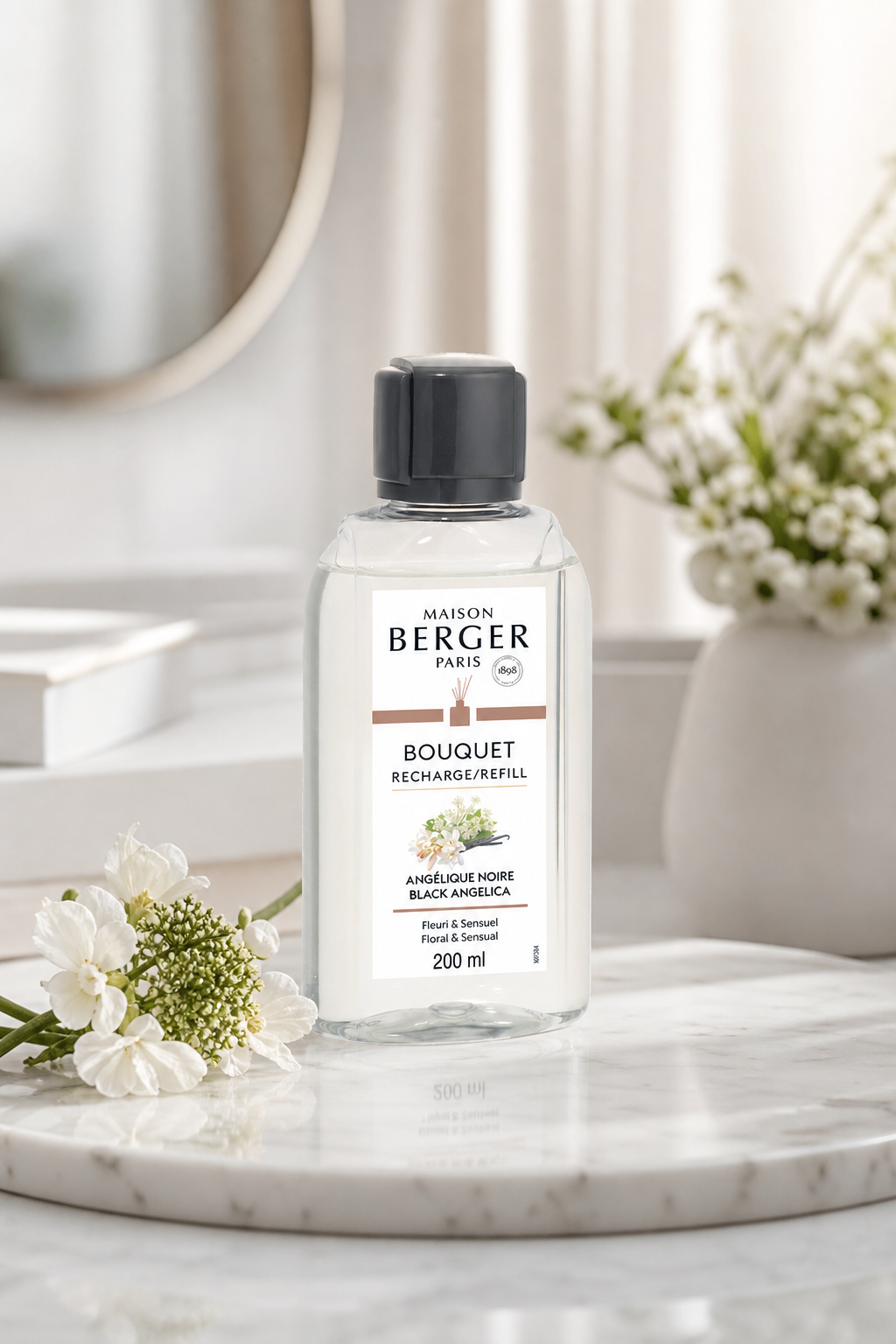 Maison Berger Paris Angélique Noire Nachfüller auf einem Tisch neben weißen Blumen