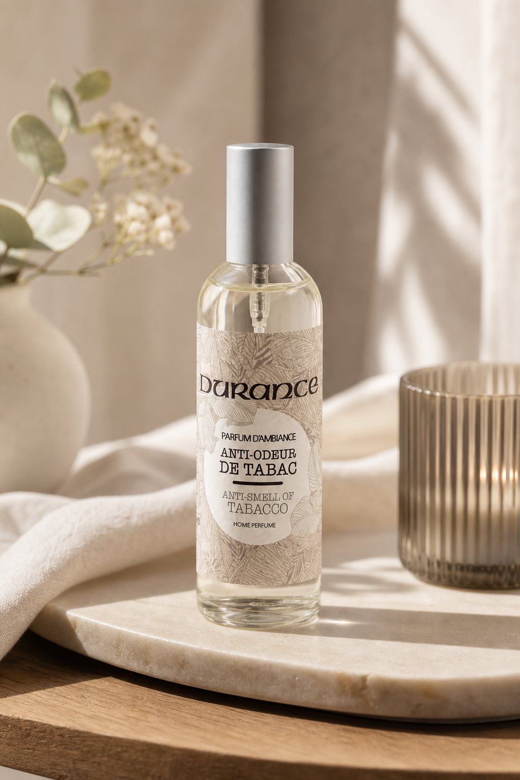 Anti-Tabak Raumspray 100ml in einer stimmungsvollen Anwendungsszene