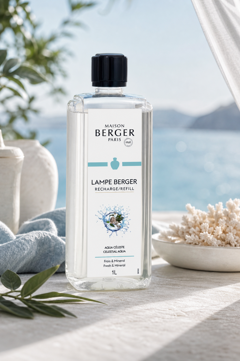 Aqua Céleste Nachfüller von Maison Berger Paris auf einem Tisch am Fenster