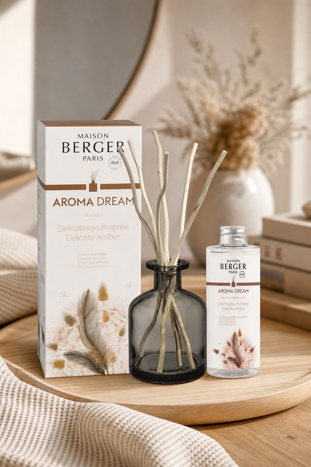 Aroma Dream Diffuser, Nachfüllflasche und Verpackung auf einem Holztisch