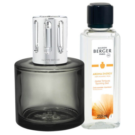 Schwarze Lampe Berger mit silbernem Aufsatz neben 250-ml-Aroma-Energy-Flasche