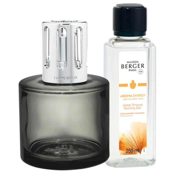 Schwarze Lampe Berger mit silbernem Aufsatz neben 250-ml-Aroma-Energy-Flasche