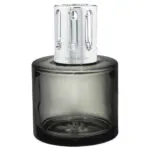 Nahaufnahme einer schwarzen Lampe Berger mit silbernem Aufsatz