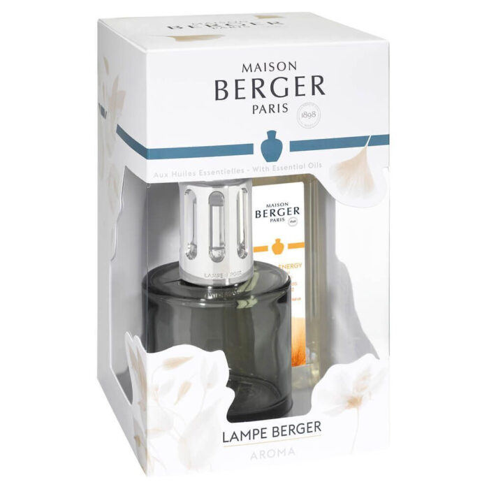 Aroma Energy Lampenset mit Verpackung und Flasche auf einem Wohnzimmertisch