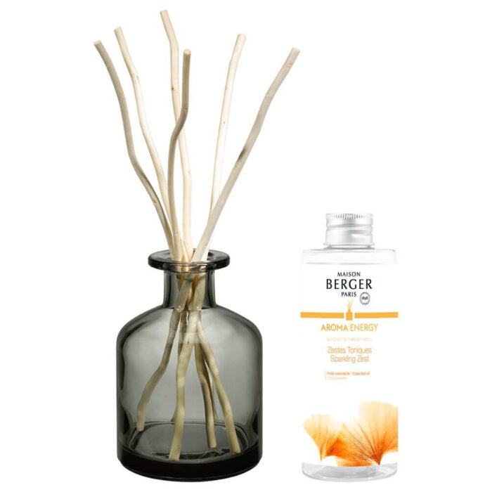Dunkler Diffuser mit mehreren hellen Duftstäbchen