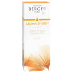 Aroma Energy Diffuser mit Verpackung und Flakon auf einem Wohnzimmertisch