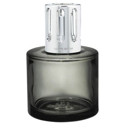 Schwarze Lampe mit silberner Maison Berger Schutzkappe