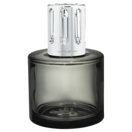 Schwarze Lampe mit silberner Maison Berger Schutzkappe