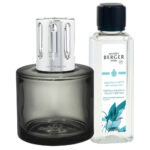 Maison Berger Aroma Happy Flüssigkeitsflasche neben schwarzer Lampe