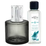Maison Berger Aroma Happy Flüssigkeitsflasche neben schwarzer Lampe