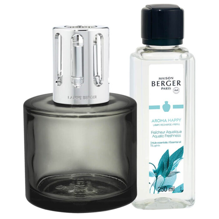 Maison Berger Aroma Happy Flüssigkeitsflasche neben schwarzer Lampe