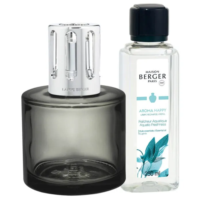 Maison Berger Aroma Happy Flüssigkeitsflasche neben schwarzer Lampe