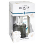 Maison Berger Aroma Happy Lampenset mit Verpackung auf einem Wohnzimmertisch