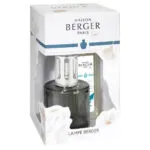 Maison Berger Aroma Happy Lampenset mit Verpackung auf einem Wohnzimmertisch