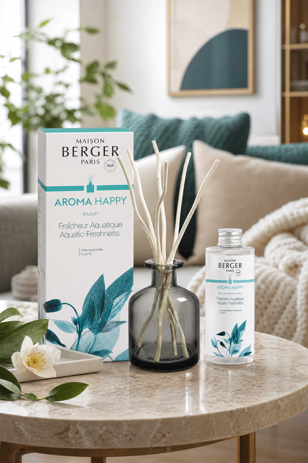Aroma Happy Diffuser, Nachfüllflasche und Verpackung auf einem Wohnzimmertisch