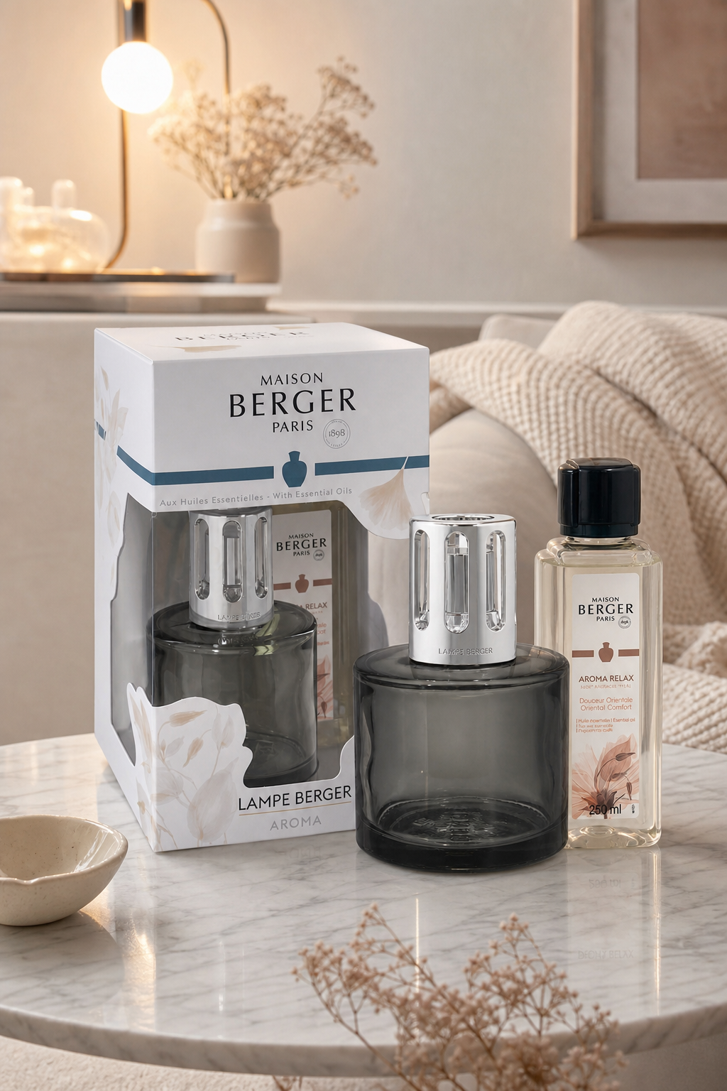 Aroma Relax Lampenset mit Verpackung auf einem Tisch im Wohnraum