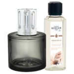 Maison Berger Aroma-Lampe neben beschrifteter Aroma Relax Flüssigkeitsflasche