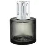 Nahaufnahme der dunklen Lampe mit silbernem Aufsatz und Sichtfenstern