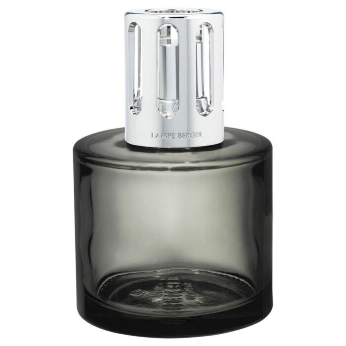Nahaufnahme der dunklen Lampe mit silbernem Aufsatz und Sichtfenstern